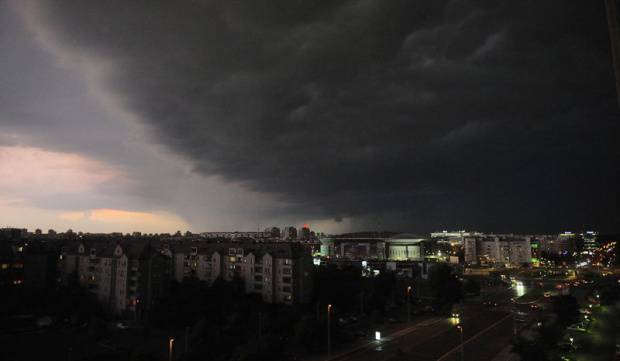 Oluja pogodila Beograd, haos na pojedinim ulicama (VIDEO)