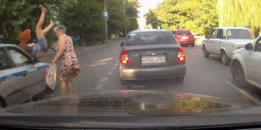 Policajac izbjegavao saobraćajnu gužvu i automobilom pokosio djevojku na ulici (VIDEO)