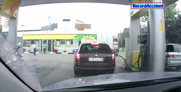 Oprez, žena za volanom automobila! (VIDEO)