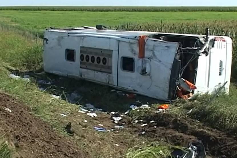 Nesreća: Prevrnuo se autobus kod Subotice, jedna osoba poginula (VIDEO)