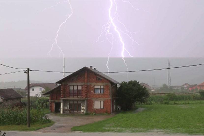 Bihać: Pogledajte kako je grom udario u džamiju (VIDEO)