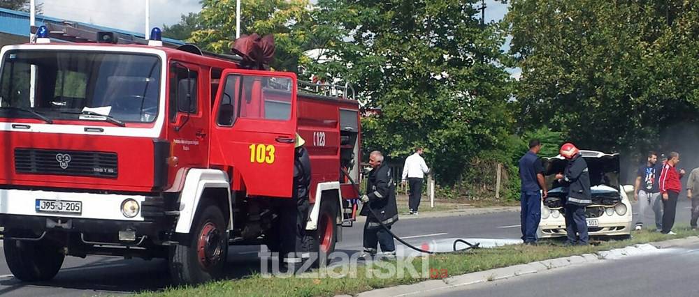 Tuzla: Zapalio se Mercedes u naselju Solana (FOTO)