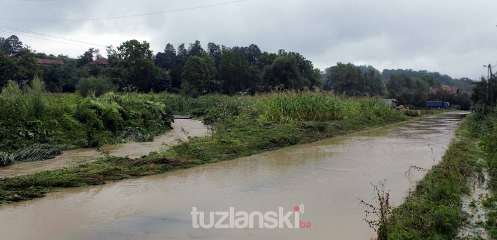 Tuzla: Prijavljeno je 37 klizišta, dvije porodice su evakuisane (VIDEO)