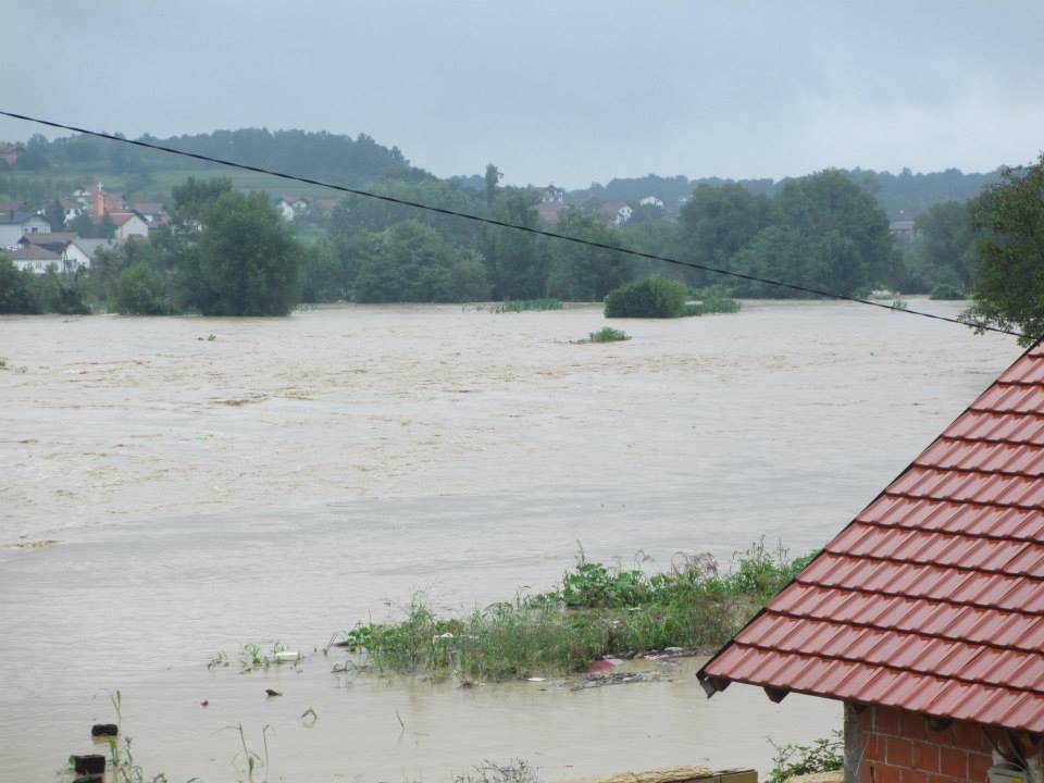 U Gračanici iseljene tri porodice, u Tuzli prijavljena tri klizišta