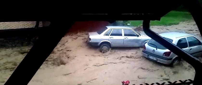 Jeziv snimak vodene bujice koja nosi automobile (VIDEO)