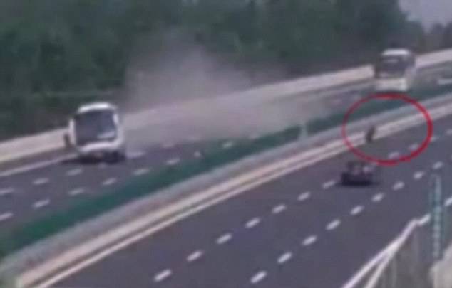 Autobusu punom putnika usred vožnje otpali točkovi (VIDEO)