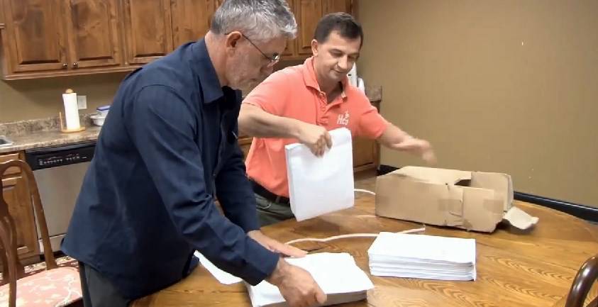 Pogledajte kako stižu glasački listići na adrese u dijaspori! (VIDEO)