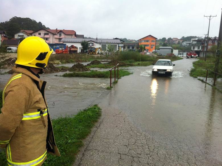 Stanovnici Prijedora, Kostajnice i Novog Grada proveli još jednu besanu noć, poplavljeno 80 domaćinstava