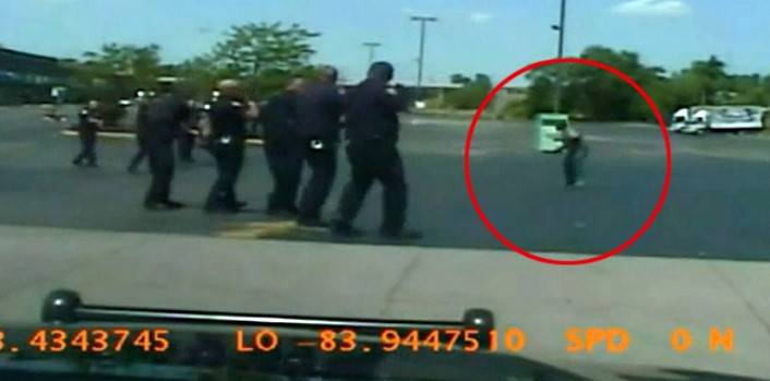 Objavljen je uznemirujući video: Američka policija izrešetala mentalno poremećenog beskućnika! (VIDEO)