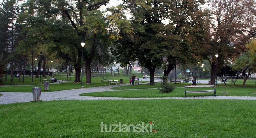 Tuzla: Preminuo stariji muškarac u neposrednoj blizini gradskog parka