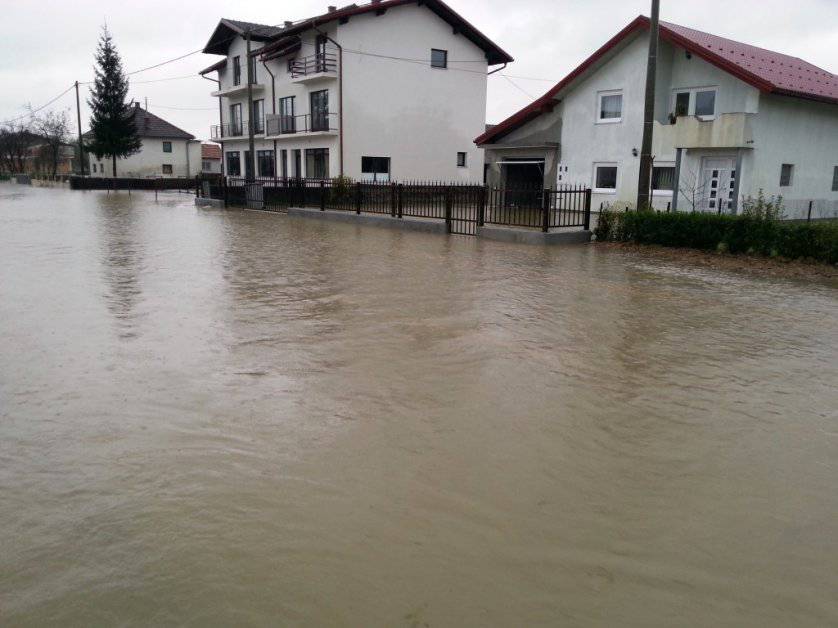 Nove poplave u BiH: U Cazinu poplavljeni deseci objekata, otežan saobraćaj