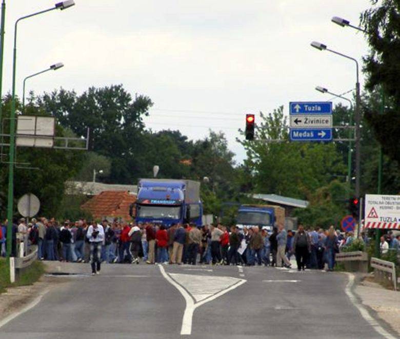 Radnici tzv. propalih preduzeća sutra će blokirati put Živinice – Sarajevo