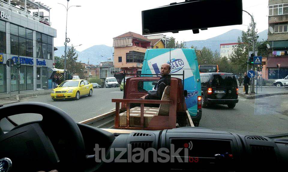 Albanija: Zanimljiv transport namještaja kroz centar Tirane (VIDEO)