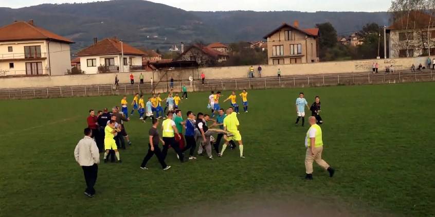 Navijači fizički napali sudiju u Župči (VIDEO)