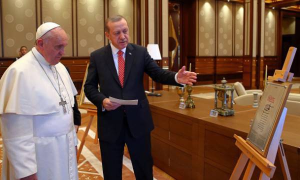 Erdogan papi Franciscu pokazao Ahdnamu koju je Sultan Fatih uručio bosanskim franjevcima