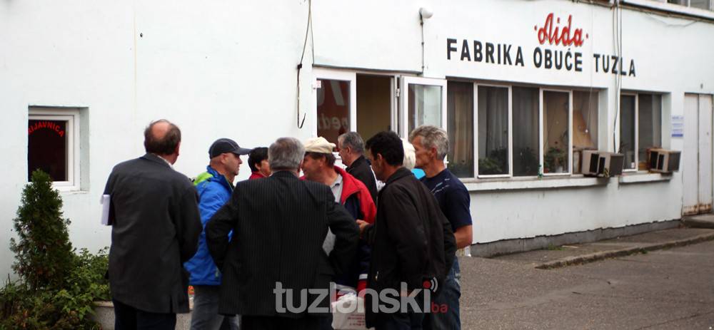 Rade bez prevoza i toplog obroka: U Fabrici obuće Aida Tuzla počela raditi treća šivaona (VIDEO)