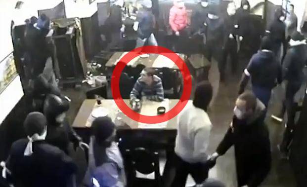 Kakav car: 30-tak huligana uletjelo u lokal, samo ih pogledao i nastavio piti pivo (VIDEO)