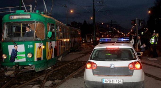 Sarajevo: Dvojica pijanih mladića ušli u tramvaj i nožem napali putnike