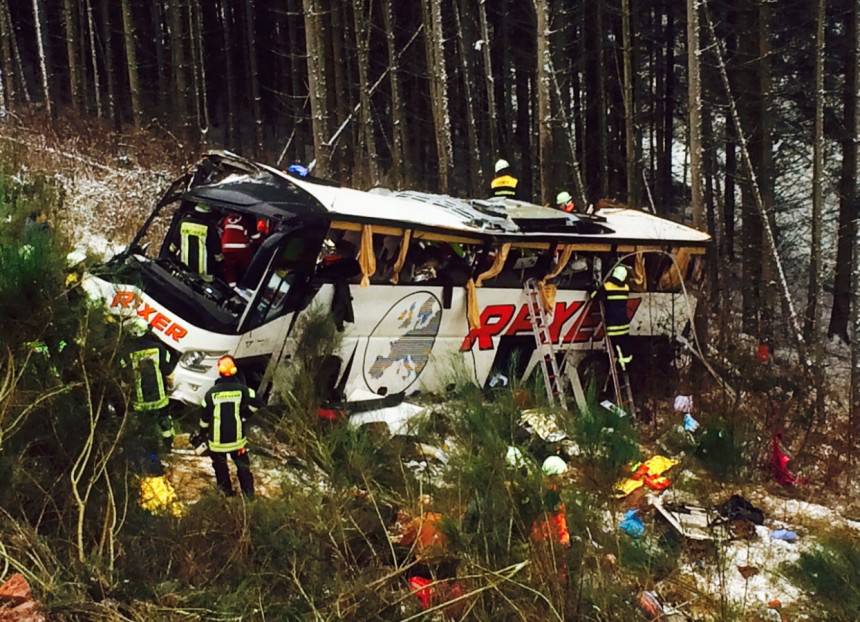 Njemačka: Autobus pun penzionera obrušio se u provaliju, četiri osobe poginule, a 40 povrijeđeno