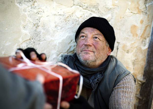 Pitao beskućnike šta žele za Božić, iznenadiće vas njihovi odgovori! (VIDEO)