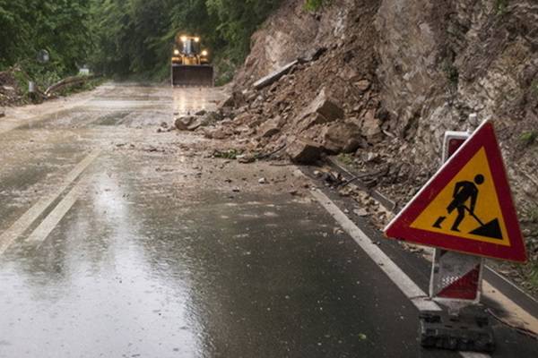 Na dionicama puta kroz usjeke mogući odroni zemlje i kamenja