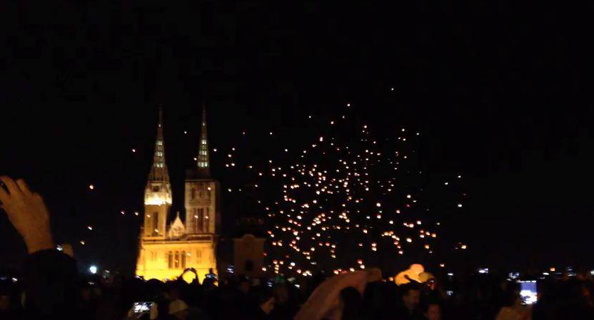 Pred Božić: Lampioni želja pušteni u noćno nebo nad Zagrebom (VIDEO)