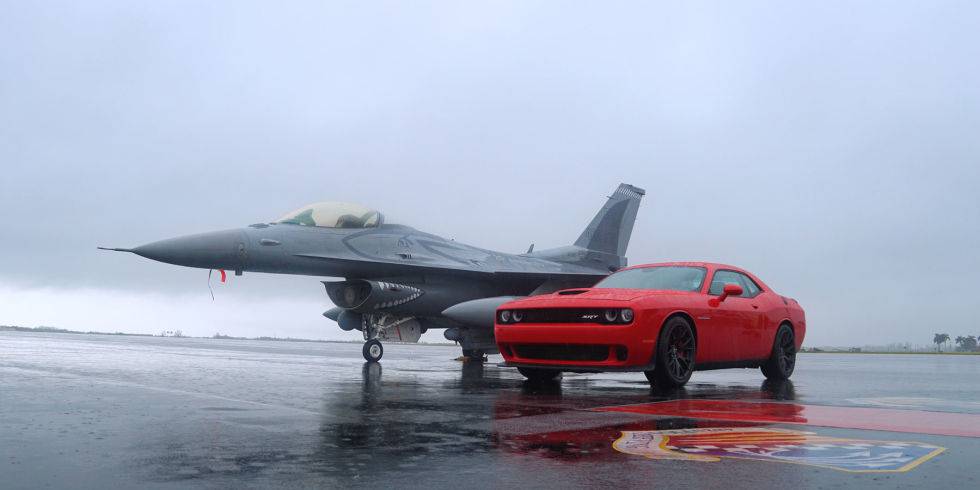 Luda trka superautomobila i borbenog lovca F16 (VIDEO)