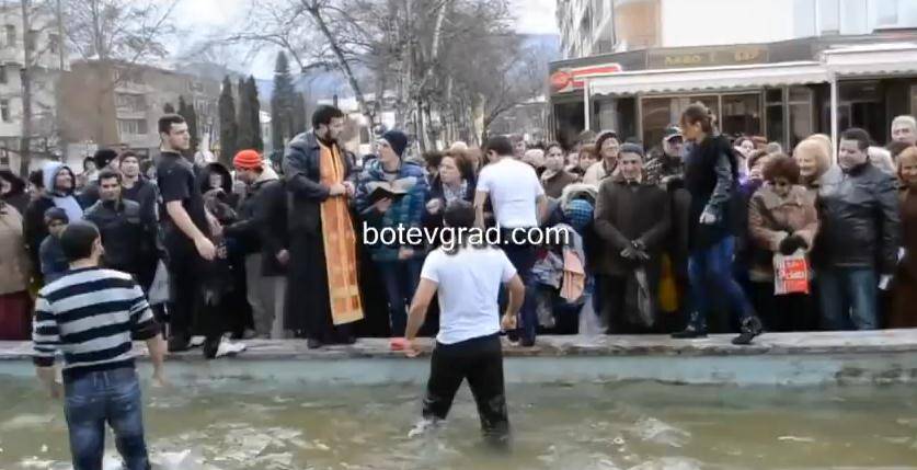 Bugari plivaju za časni krst: Nakon ovoga više ništa nije sveto (VIDEO)