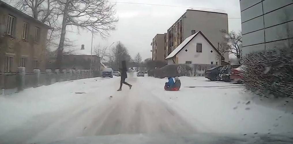 Zbog neoprezne djece udario u parkirana vozila (VIDEO)