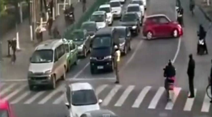 Pijan za volanom: Pokupio policajca pa ga vozio na haubi dok se nije sudario! (VIDEO)