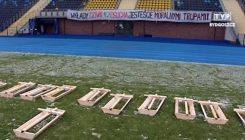 Poruka igračima: Navijači na stadion unijeli mrtvačke sanduke (VIDEO)