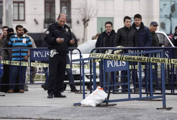 Istanbul: Ženska osoba iz automatskog oružja pucala na policiju