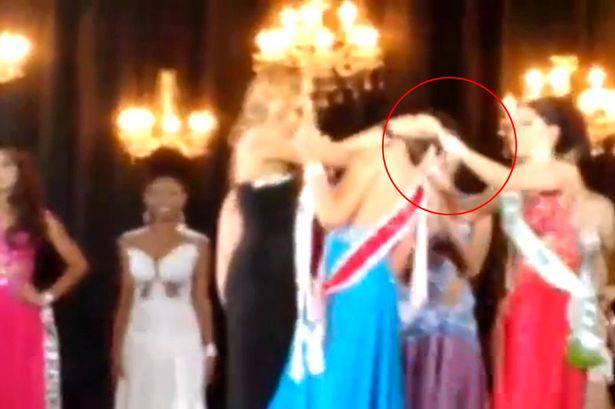 Skandal na izboru za miss: Strgnula tijaru pobjednici s glave i izvrijeđala je (VDEO)