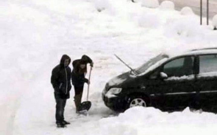 Samo kod nas: ''Gospodin'' iz Cazina s rukama u džepovima, a djevojka sa lopatom u ruci (FOTO)