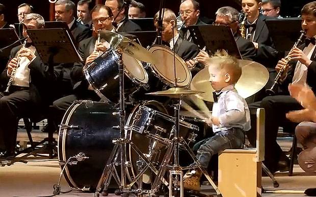 Fascinantno: Najmlađi bubnjar koji predvodi čitav orkestar (VIDEO)