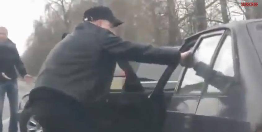 Kabadahija udarao starca, a onda mu je "savjesni građanin" polomio nogu i automobil (VIDEO)