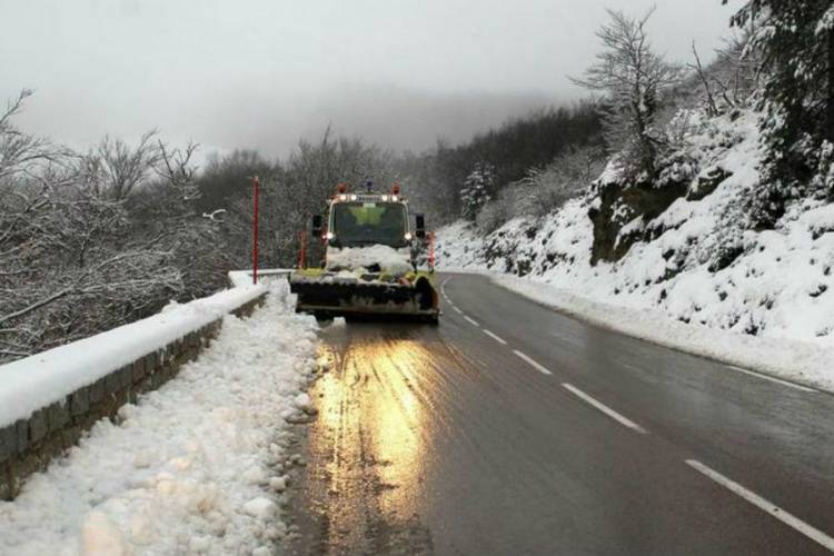 Stanje na putevima: Zbog ugaženog snijega na kolovozu, jutros se saobraća usporeno