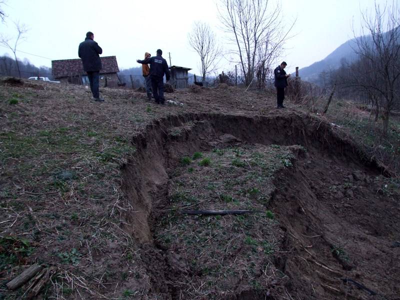 U Tuzli proglašeno stanje neposredne opasnosti od klizišta