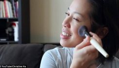 Slijepa djevojka na Youtube kanalu daje savjete ljudima poput nje: Pogledajte kako se ona šminka (VIDEO)