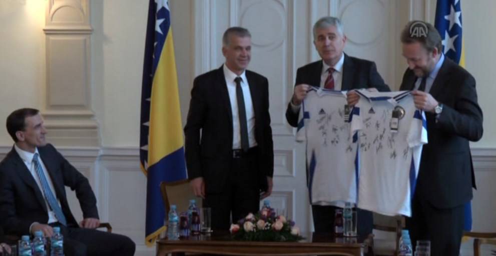 Reprezentacija BiH otputovala u Andoru: Izetbegović i Čović dobili dresove sa potpisima Zmajeva (VIDEO)