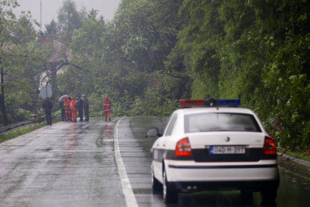 Oprez pri putovanju, mokre ceste i česti odroni