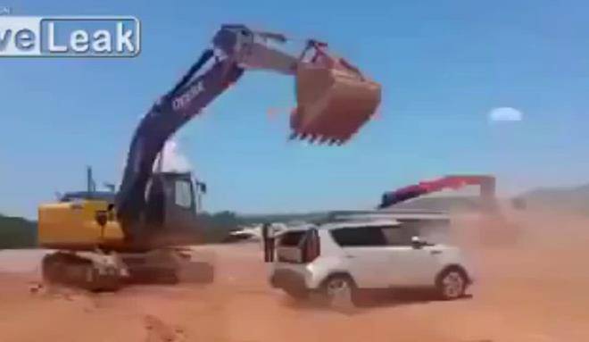 Sudanac izravnao račune sa šefom: Nema plate, nema auta! (VIDEO)