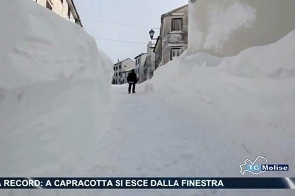 Ljudi iz kuća izlazili kroz prozore: Palo čak 256 cm snijega u manje od 24 sata (VIDEO)