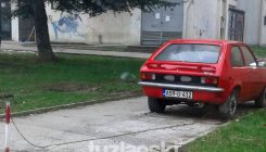 Tuzla: Automobil svezan lancem!? (FOTO)