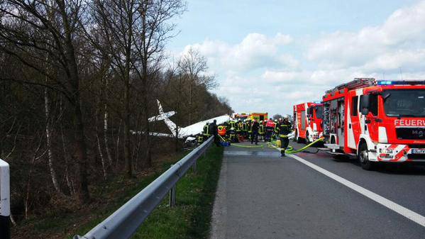 Avion pao na autocestu, poginula jedna osoba