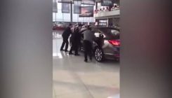 Drama u autosalonu: "Dobro, platit ću ga, samo molim te izađi iz auta" (VIDEO)