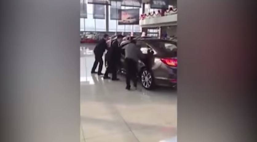 Drama u autosalonu: "Dobro, platit ću ga, samo molim te izađi iz auta" (VIDEO)