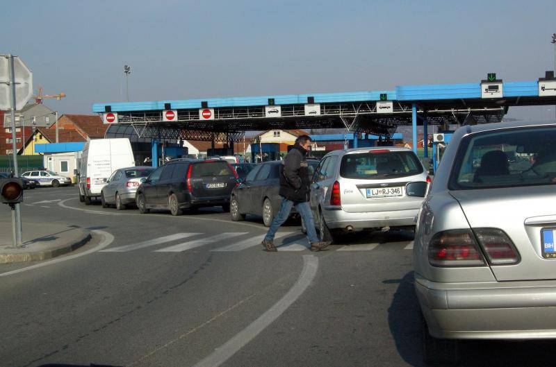 Višesatna zdržavanja na graničnim prelazima Brod i Gradiška