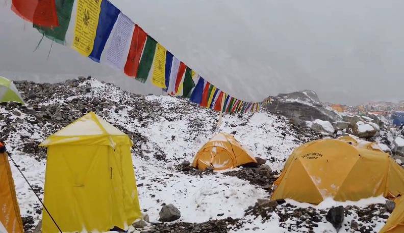 Objavljen zastrašujući snimak lavine na Mount Everestu u kojoj je poginulo 18 ljudi (VIDEO)