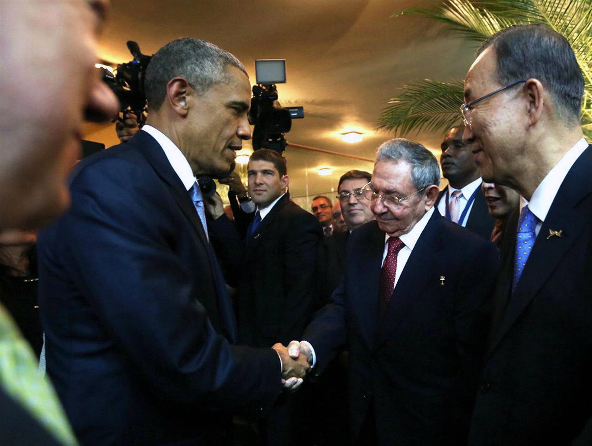 Trenutak za historiju: Rukovali se Obama i Castro (FOTO)